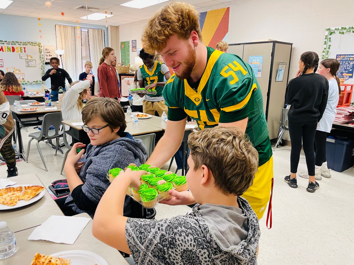 BriarwoodES's tweet photo. Congrats to Simon in Mrs. Cooper’s class! He won the Gator poster contest and his whole class gets a pizza party! Thank you, @1ghsfootball! 🐊 🍕 https://t.co/dkV4e6QCyK