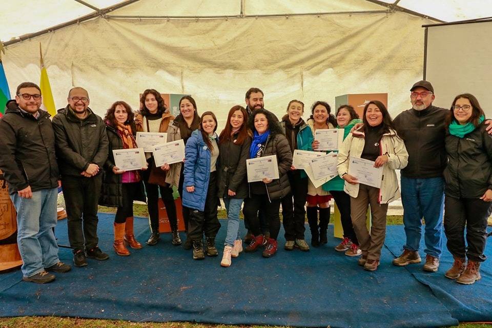 AutonomaTemuco's tweet photo. 📌Escuela de Anfitriones Turísticos Patrimoniales cierra de forma exitosa su primera versión en Panguipulli.

📲Lee la nota completa aquí: https://t.co/RABBdw8ThL https://t.co/ewqyML2tMa