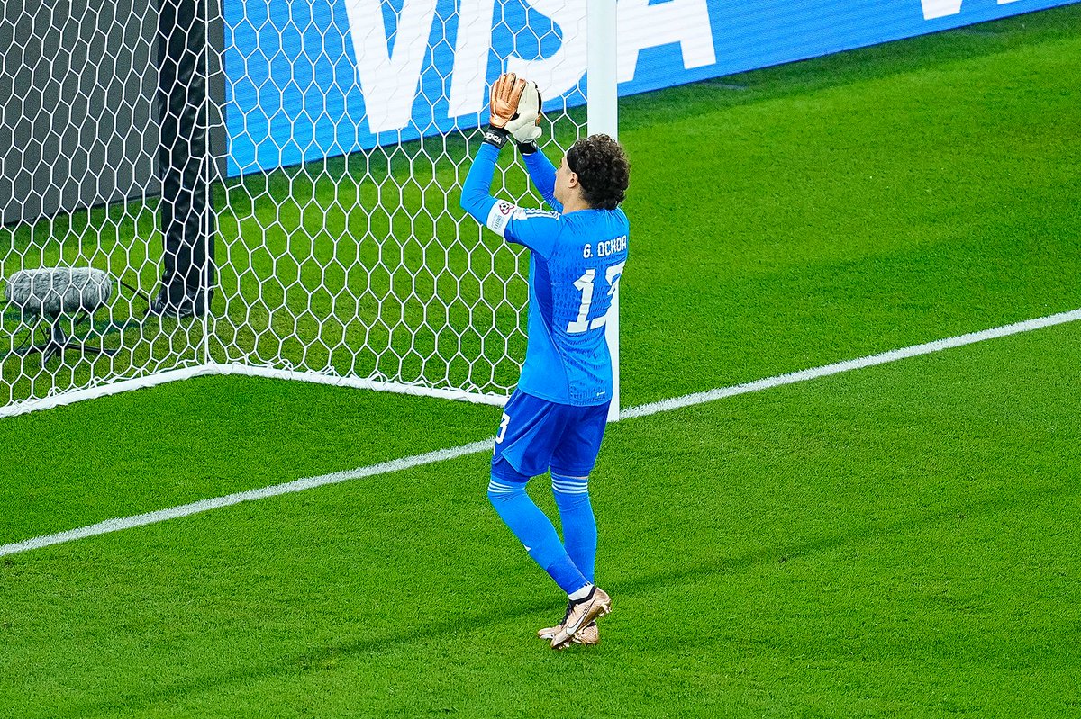 miseleccionmx's tweet photo. ¡Qué grande, @yosoy8a! 🔥

Después de 92 años, un portero mexicano vuelve a detener un penal... ¡Gran forma de comenzar a vivir tu quinto Mundial! 🇲🇽👏🏼💚

#MéxicoDeMiVida I #Qatar2022 https://t.co/4MzWnmV4dY