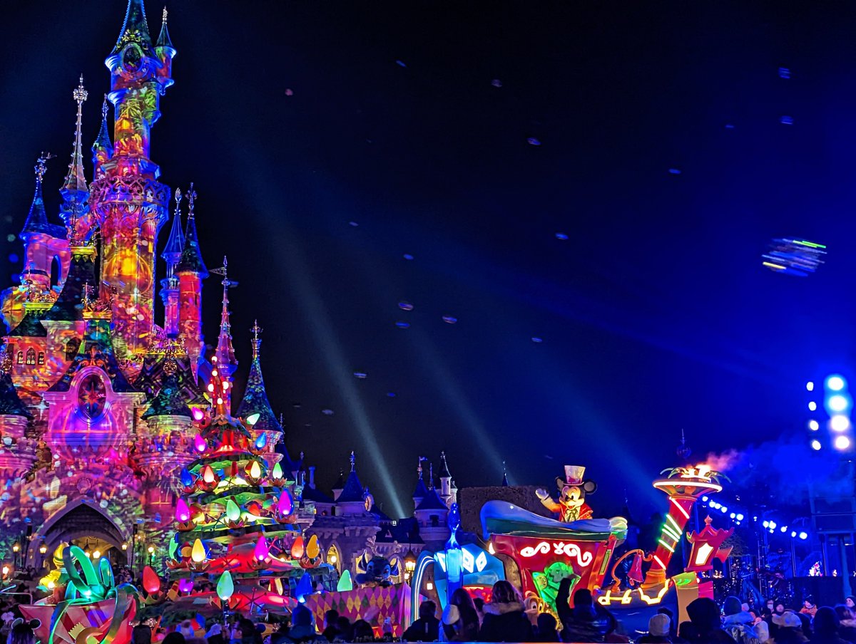The nighttime version of the Christmas parade is so special! Love it  #DLP #DisneyChristmas