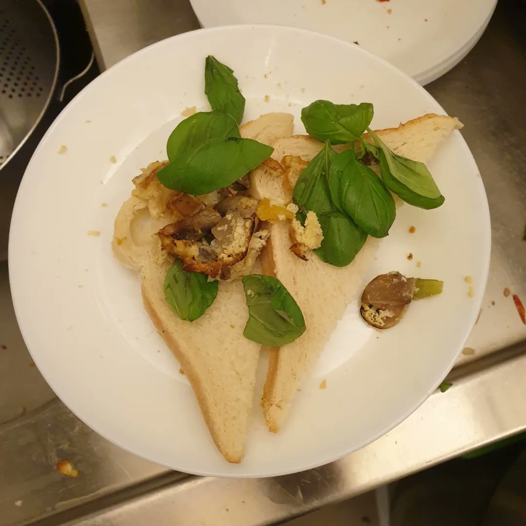 3437Robinfood's tweet photo. Vandaag schafte de pot boerenomelet op toast, gevolgd door bloemkool met aardappelen, jus en gehakt. Als toetje was er aardbeienvla. 

#sameneten #verbinden #gezellig #sociaal #Galecop #Nieuwegein #gratis https://t.co/afOIpaXmzl https://t.co/BmaIXratro
