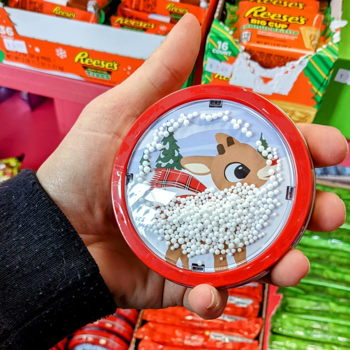 We have lots of Holiday items in stock at both of our Gummi locations! Gingerbread KitKats are a new favourite of ours 😋 

Check out your closest Gummi for all of our goodies or shop online for $10 shipping anywhere in Canada!