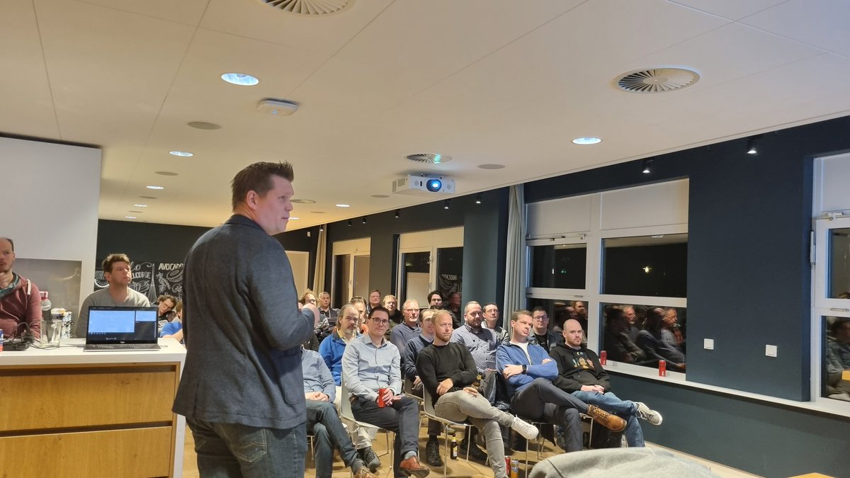Next up, <a href="/svrooij/">Stephan van Rooij 🕙</a> tells us all about #PowerShell and the Graph API. 

Great atmosphere here at #dupsug 💡