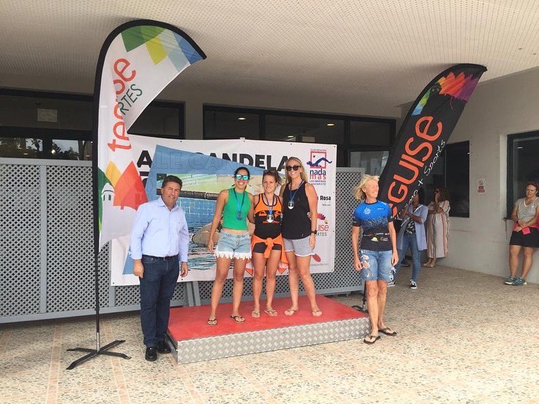 La playa de Las Cucharas de Costa Teguise acogió el pasado sábado la IV Travesía Alejandro Candela organizada por el club de natación Nadamás con una muy buena participación en las categorías infantil, juvenil y máster 👏🏻🏊‍♀️🏊