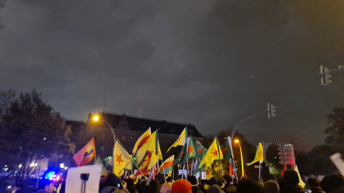test Twitter Media - 2024 Die Fahnen von #YPG und #YPJ sind wieder da. #RojavaIsUnderAttack #TagX #Hamburg https://t.co/wdHlY38U2O