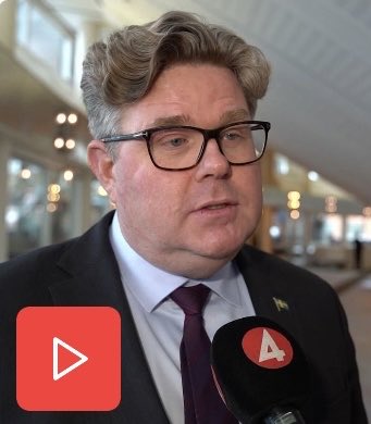 emilhellerud's tweet photo. Han var själv en av de som tipsade Kalla faktas mullvad om hur lagen kunde kringgås.

Nu vill justitieministern avvakta med att ändra samma lag, även om Moderaterna, likt alla partier, sa innan valet att vår granskning fått partiet att vilja se över den.

https://t.co/mmg7WnOwme https://t.co/kurSNnSgIq