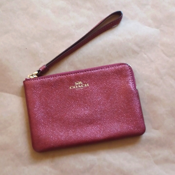 Sashalb29's tweet photo. So good I had to share! Check out all the items I'm loving on @Poshmarkapp from @Joannavargas19M #poshmark #fashion #style #shopmycloset #coach #nycollection #girly: https://t.co/oRkCPicFLW https://t.co/Jjdd6j9h7l