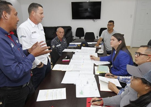 anafuentespsuv's tweet photo. @ErnestoLunaPsuv (...)  con el cruce con Farmatodo y Juanico🚌🛣️

Este trabajo forma una parte importante para el ordenamiento de la ciudad, la demarcación de paradas nos permiten mayor orden y descongestión del transito ❤️

#Maturin #Monagas https://t.co/TqEzWAlTps