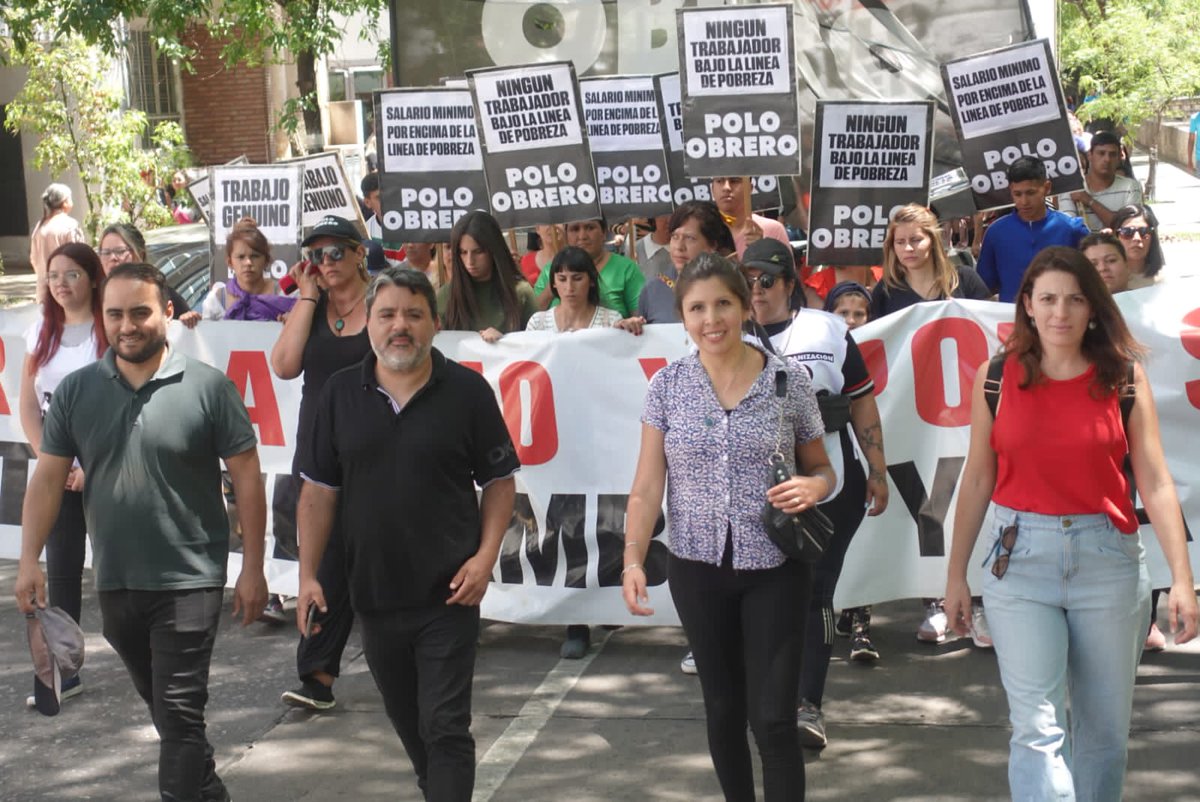 EmanuelBerardo's tweet photo. 🏴 La Unidad Piquetera respondió al juste con una masiva movilización al Consejo del Salario hoy martes en #Córdoba y todo el país. https://t.co/UrULjEjfDX