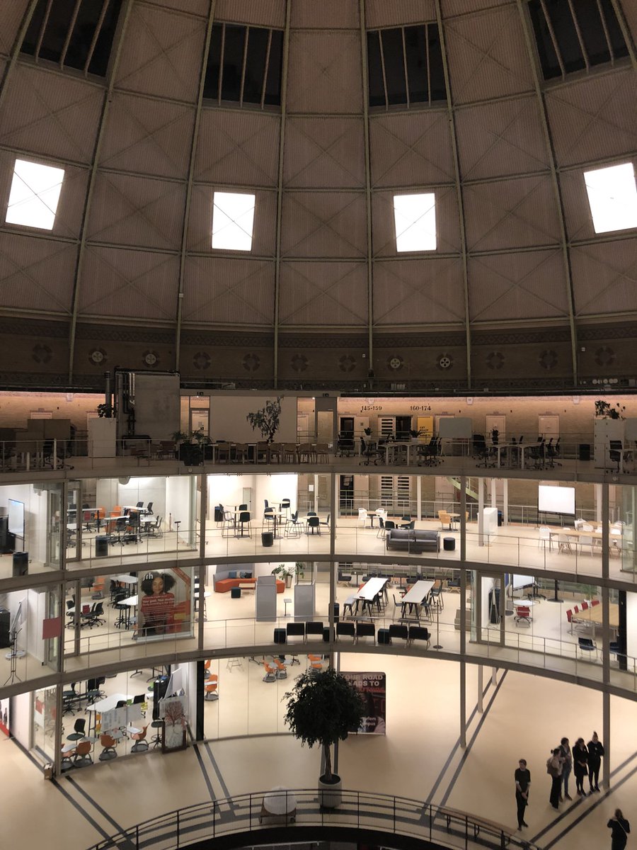 Bijeenkomst in De Koepel in Haarlem. Plek met een verhaal. Indrukwekkend verbouwd tot een aangename ruimte voor bedrijven en flexwerkers. #dekoepel #haarlem