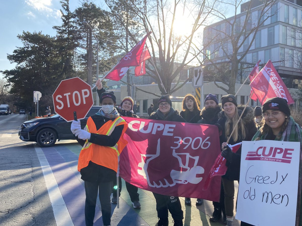 Sterling St picket lines still strong (and smiling) on day 2. A #BetterMac is possible 🪧