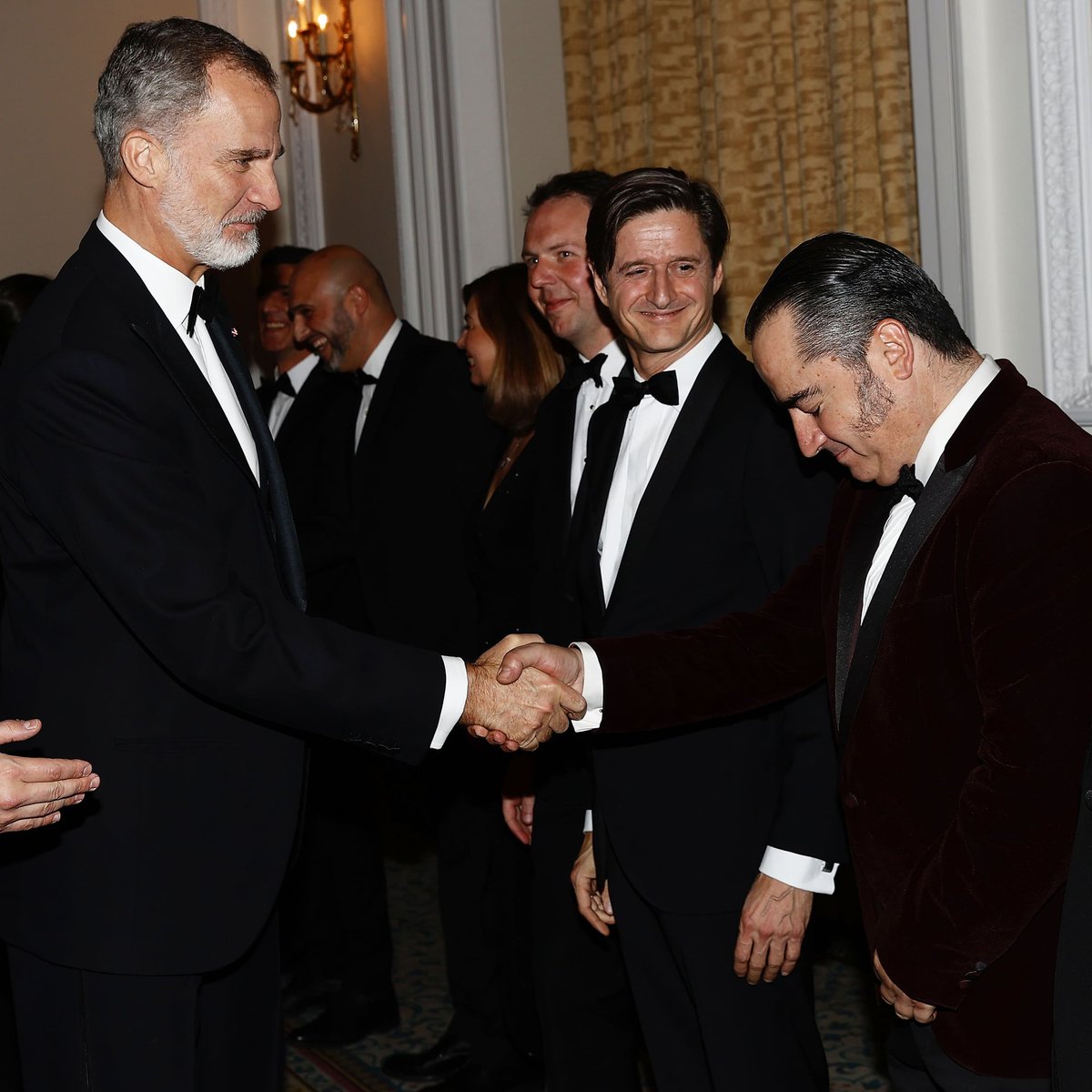 MRJoseSol's tweet photo. Great honor to greet His Majesty King of Spain Felipe VI @casareal during the @SpainChamberUK 135th Anniversary gala dinner celebrated at @landmarklondon where I carved one Jamón.
VIVA EL REY!
#busines #London #Spanishgastronomy https://t.co/dzF5fUieXX