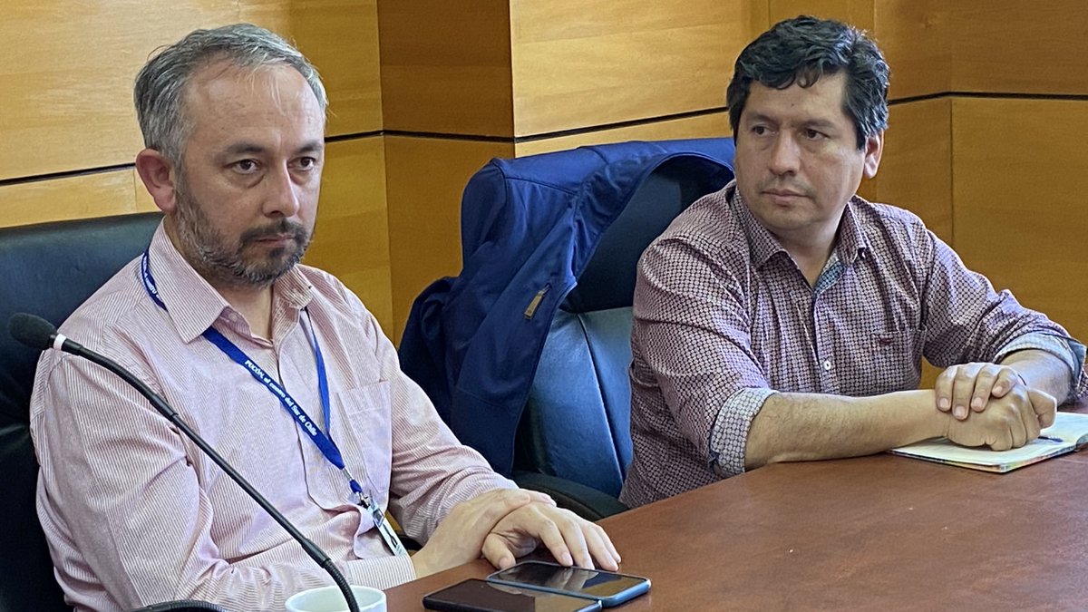 SeremiSalud_IX's tweet photo. 🔴AHORA | En #Pucón, equipo de @SeremiSalud_IX , encabezado por #Seremi Andrés Cuyul, se reúne con Alcalde (s) @municipiopucon Carlos Olave y equipo municipal de emergencias, salud y seguridad ciudadana para evaluar acciones por Alerta Amarilla de Volcán #Villarrica ⚠️🌋 https://t.co/sSt1dKYHdD