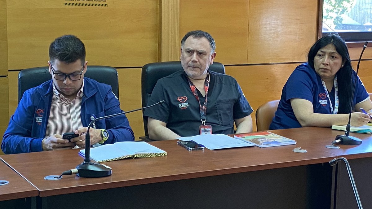 SeremiSalud_IX's tweet photo. 🔴AHORA | En #Pucón, equipo de @SeremiSalud_IX , encabezado por #Seremi Andrés Cuyul, se reúne con Alcalde (s) @municipiopucon Carlos Olave y equipo municipal de emergencias, salud y seguridad ciudadana para evaluar acciones por Alerta Amarilla de Volcán #Villarrica ⚠️🌋 https://t.co/sSt1dKYHdD