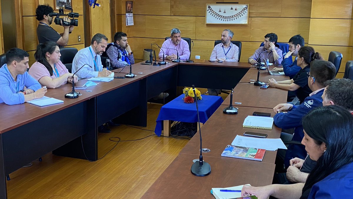 SeremiSalud_IX's tweet photo. 🔴AHORA | En #Pucón, equipo de @SeremiSalud_IX , encabezado por #Seremi Andrés Cuyul, se reúne con Alcalde (s) @municipiopucon Carlos Olave y equipo municipal de emergencias, salud y seguridad ciudadana para evaluar acciones por Alerta Amarilla de Volcán #Villarrica ⚠️🌋 https://t.co/sSt1dKYHdD