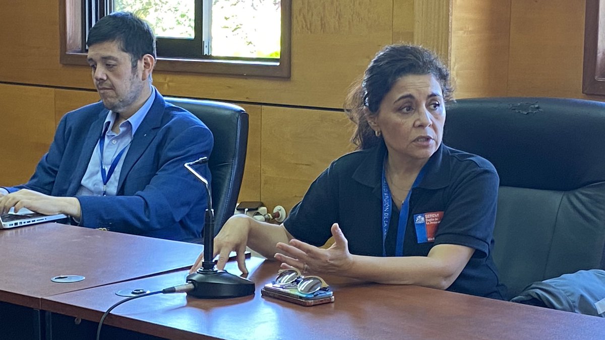 SeremiSalud_IX's tweet photo. 🔴AHORA | En #Pucón, equipo de @SeremiSalud_IX , encabezado por #Seremi Andrés Cuyul, se reúne con Alcalde (s) @municipiopucon Carlos Olave y equipo municipal de emergencias, salud y seguridad ciudadana para evaluar acciones por Alerta Amarilla de Volcán #Villarrica ⚠️🌋 https://t.co/sSt1dKYHdD