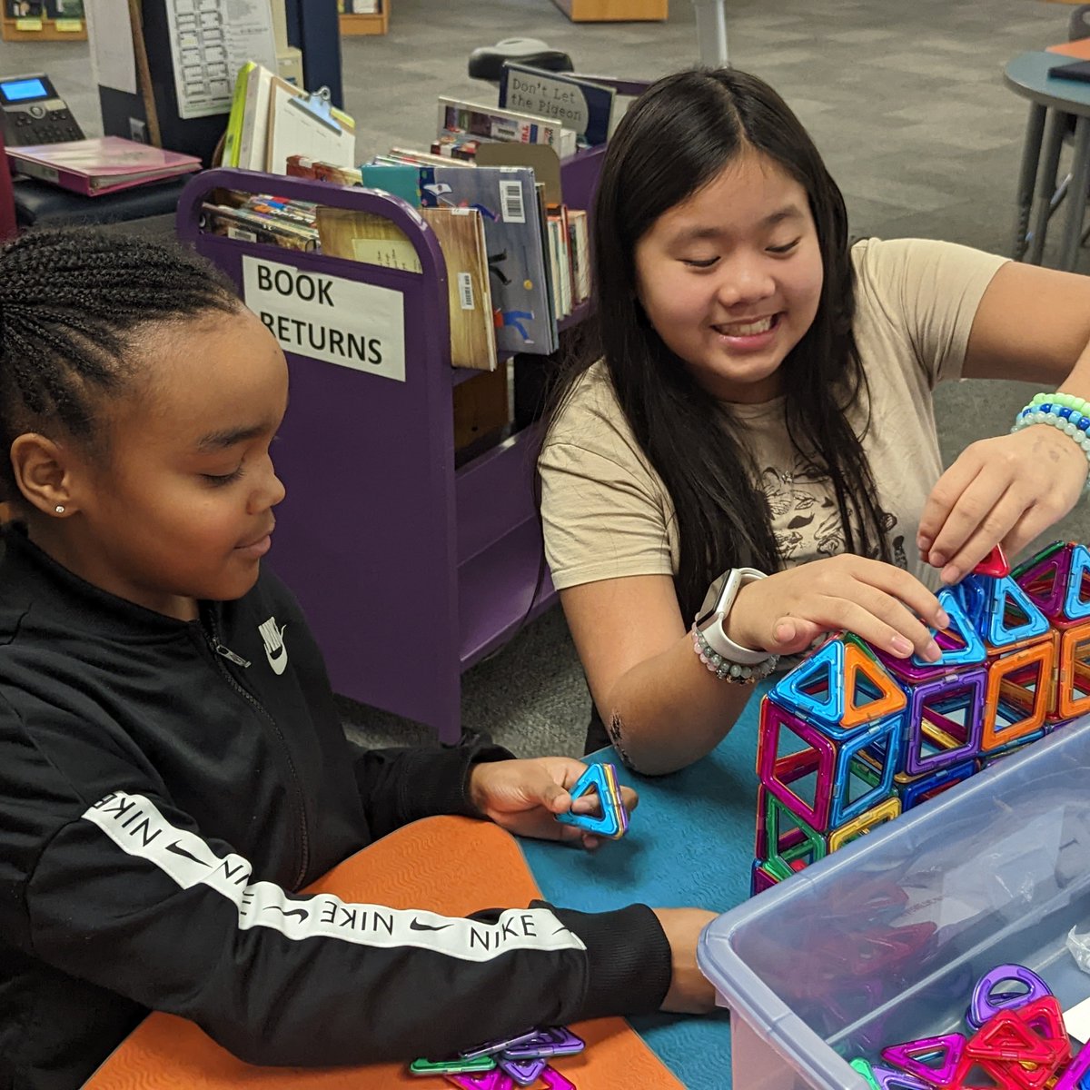 EastgateReads's tweet photo. Eagles 🦅 enjoying Makerspace before our break. 🍂
#makerspace @Eastgate6NKC https://t.co/naDD8Qf99l