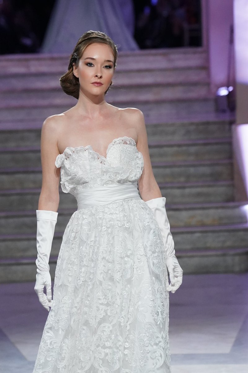 Maison_Molaro's tweet photo. Un #abitodasposa che ricorda gli anni '60 presentato in passerella, al Gran Salone Margherita .
Questo abito da sposa è stato disegnato per una donna elegante che ama stupire con un intramontabile stile.
#sposa #matrimonio #GianniMolaro #spose #atelier #hautecouture https://t.co/GIMXN0aHGu