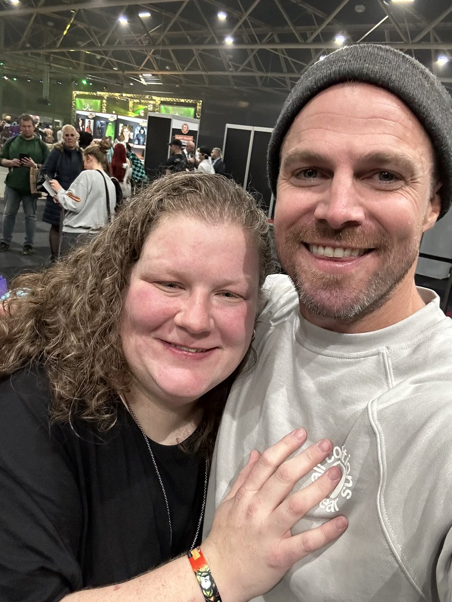 Noeky1980's tweet photo. Thanks @StephenAmell for making my day last Saturday. Wished we could have spoken a bit more. Stay the way you are 🌸

Have a lovely holiday season with your family you deserve it ❤️

#stephenamell #arrow #HDCC #dutchcomiccon #happytimes https://t.co/7IPMdJMIck