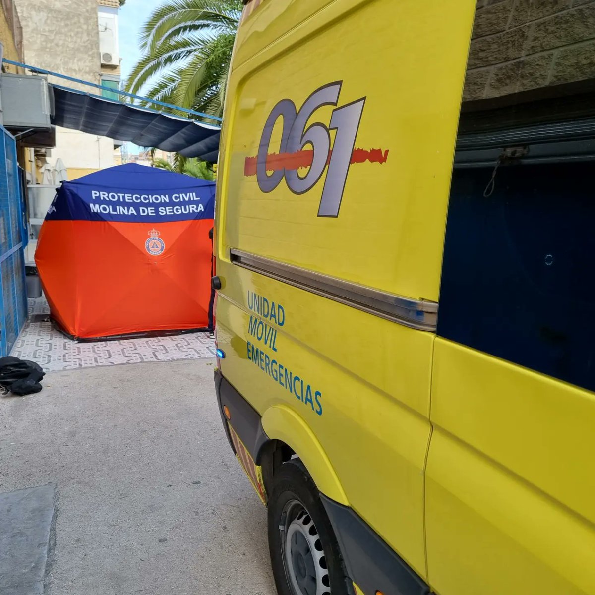 PCMolina_Segura's tweet photo. Mañana complicada en Molina. Se atienden diferentes incidentes hoy, destacamos...

En el primero se presta primera asistencia sanitaria preservando la intimidad del paciente instalando nuestra carpa rápida hasta la llegada de #UME14 @061murciaexiste .(1/2) https://t.co/30Tmp5JXys