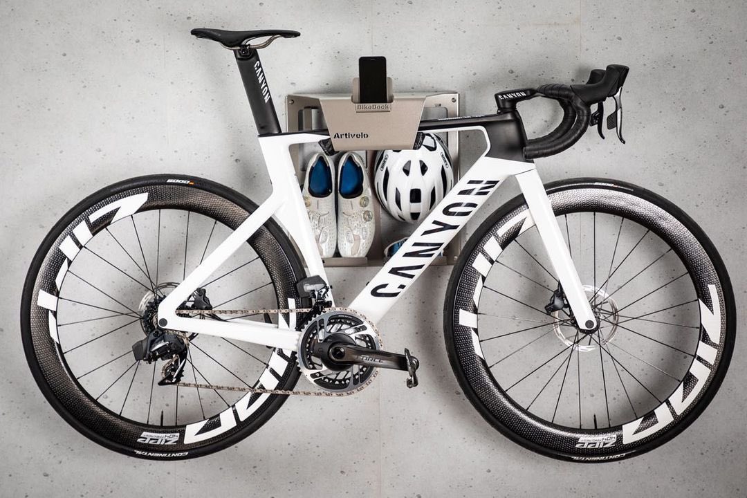 Artivelo_com's tweet photo. Altijd op zoek naar je wielrenhelm, fietsschoenen en fietsbril, als je een ritje gaat maken?
#canyon #canyonaeroad #aeroad #rideshimano #shimanoroad #see100percent #ride100percent #abushelmets #wielrennen #cycling #cyclinglife #cyclinglifestyle #fietsophangsysteem #fietsophangen https://t.co/fnF4kvfo44