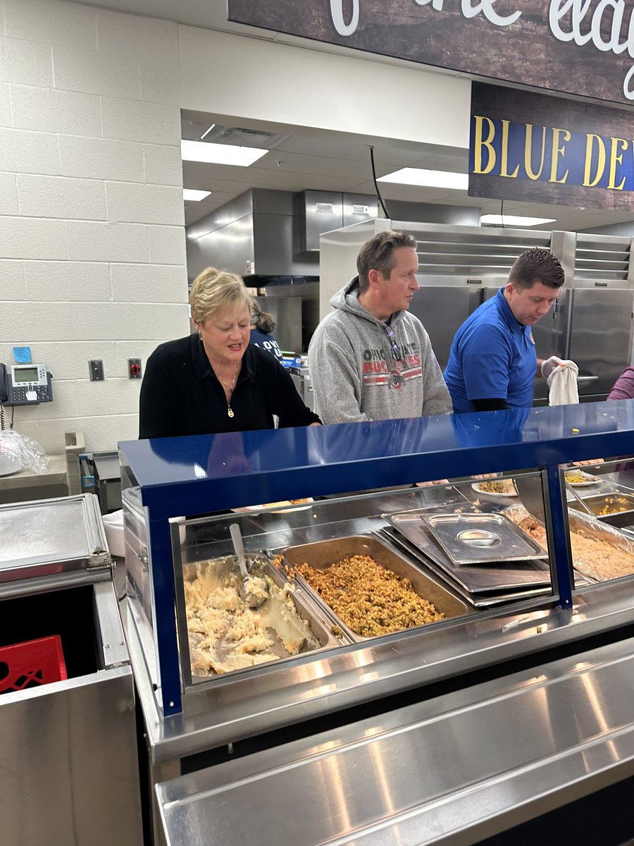 kelli_justkellc's tweet photo. Many hands make light work - thankful for all of these helpers today!  @KurtGwin @tcs_swood @tcstweets1 @THSMr_Horner @marktreen #thankful https://t.co/KyIqAKmML2