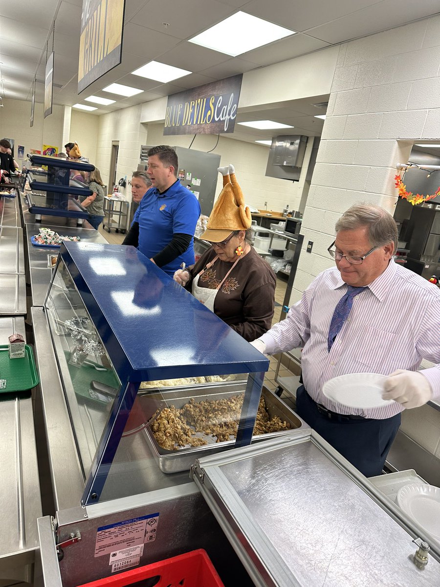 kelli_justkellc's tweet photo. Many hands make light work - thankful for all of these helpers today!  @KurtGwin @tcs_swood @tcstweets1 @THSMr_Horner @marktreen #thankful https://t.co/KyIqAKmML2