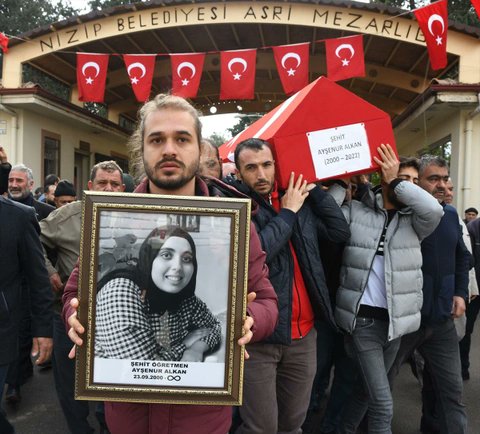 TTAgrup's tweet photo. Sınıflardaki öğrencileri sığınağa götürdü.
Okulun koridorlarını kontrol ederken okul bahçesine düşen roketten saçılan şarapnel parçaları ile şehit oldu.

Şehit Öğretmen Ayşenur Alkan https://t.co/9A6exDTn1T