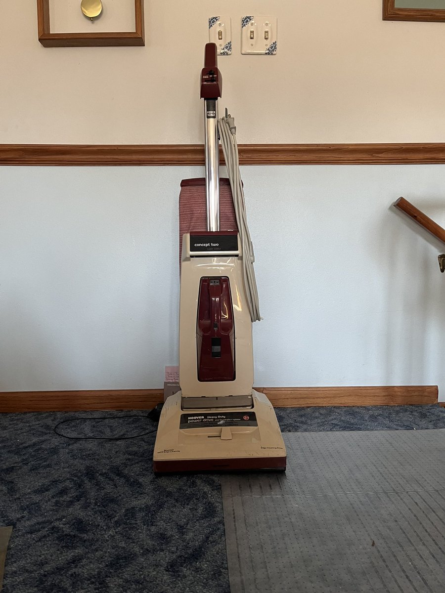 ChuckGrassley's tweet photo. Thanksgiving has arrived.  Getting started early   Got faithful Beth out   Hv to take easy w faithful Beth. Been informed it’s too old to get repairs. With a little care I expect faithful Beth to clean Grassley home for a few more years https://t.co/cm9jsSxaNG