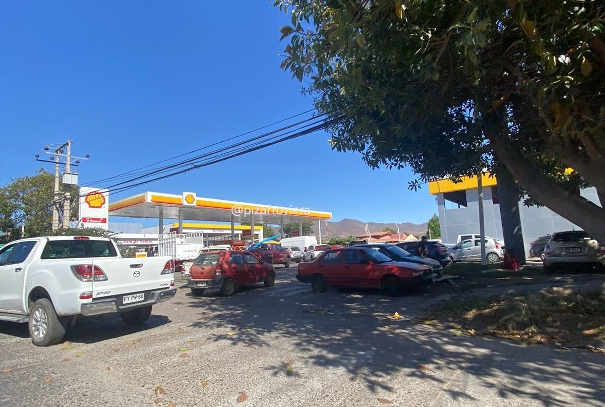 pizarroviera's tweet photo. #Ovalle temor en los ovallinos ante anuncios de desabastecimiento de combustibles en estaciones de servicio, por el paro de camioneros @elovallino https://t.co/g6PCEdDkXw