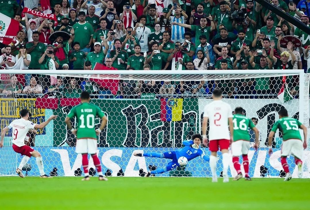 javigilnavarro's tweet photo. Con este penal que #Memo #Ochoa le atajó a #Levandowski (#México y #Polonia empataron 0 a 0), la derrota ante #Arabia estuvo mal, pero no tan mal....
.
#SelecciónArgentina 
#Qatar
#Qatar2022 https://t.co/a3MSHNoB4R