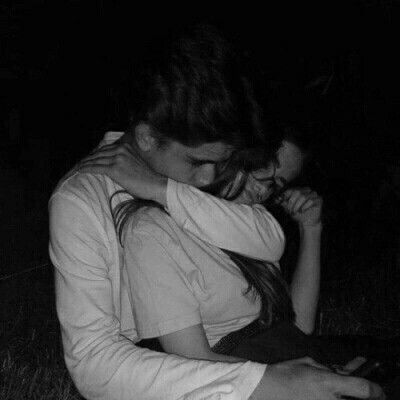 Tek kişiye sadık olmanın
alay olduğu bir devirde
yaşıyoruz. Her şey sizin
olsun ben onun iki gözüne
bir ömür veririm.