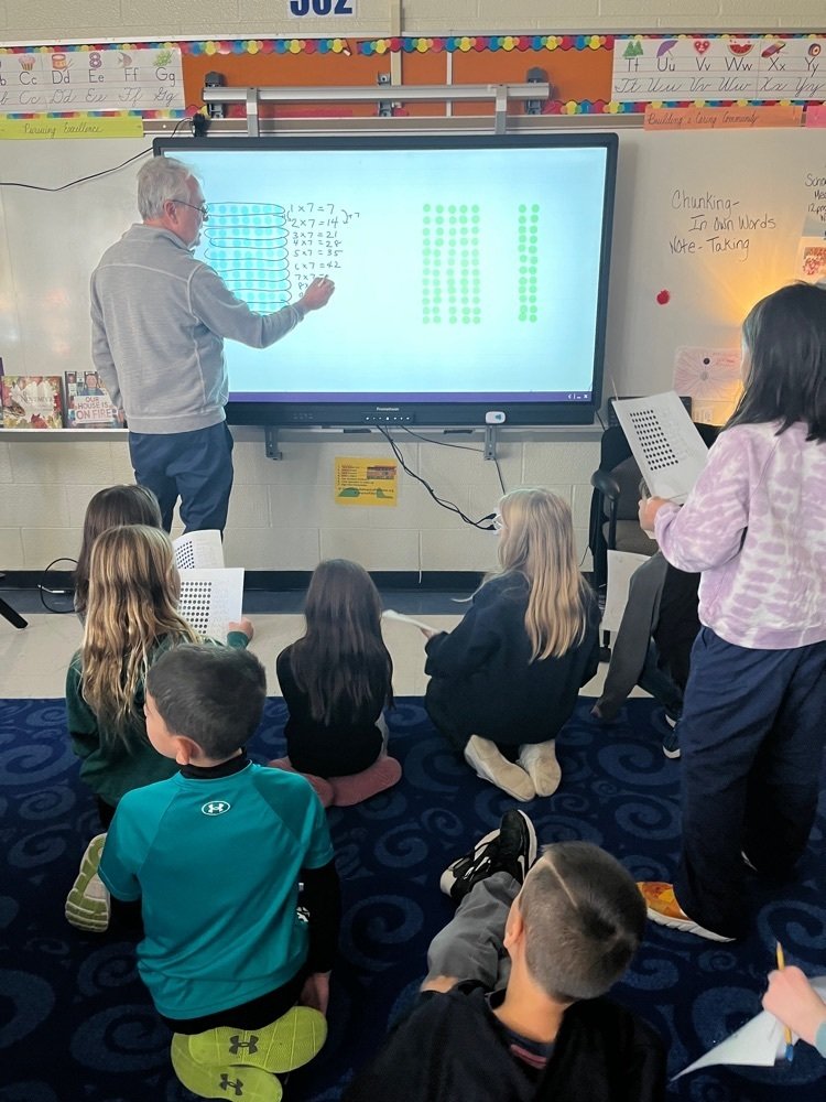 WPSSicomac's tweet photo. Bill Jackson came to 3G today at Sicomac to talk about different ways we can think of multiplication! #strategy #Mathematicians #personalizinglearning #persuingexcellence https://t.co/eyk7lNUKPT