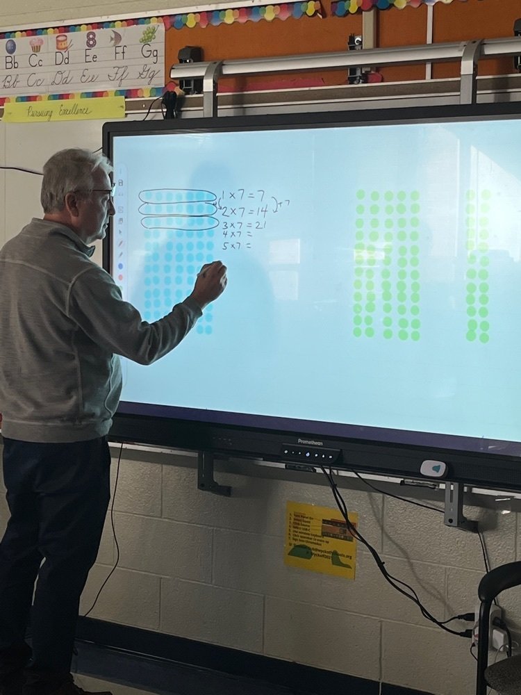WPSSicomac's tweet photo. Bill Jackson came to 3G today at Sicomac to talk about different ways we can think of multiplication! #strategy #Mathematicians #personalizinglearning #persuingexcellence https://t.co/eyk7lNUKPT