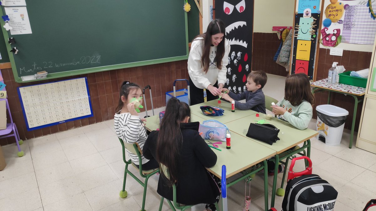 huertosanblas's tweet photo. El martes de nuevo Paula y Marina alumnas de Pedagogía de la @usal visitaron la clase de los niños de 2° para hablarles de la contaminación de las aguas.Un taller enriquecedor y a la vez muy divertido.Gracias a las dos por su implicación,nos lo hemos pasado genial. @Sanblascole https://t.co/bFZ5eWIAaP