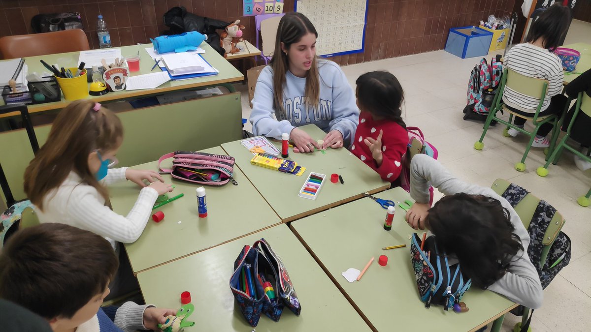 huertosanblas's tweet photo. El martes de nuevo Paula y Marina alumnas de Pedagogía de la @usal visitaron la clase de los niños de 2° para hablarles de la contaminación de las aguas.Un taller enriquecedor y a la vez muy divertido.Gracias a las dos por su implicación,nos lo hemos pasado genial. @Sanblascole https://t.co/bFZ5eWIAaP