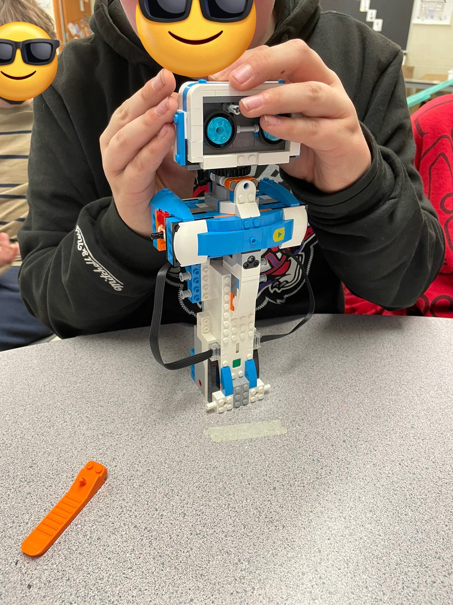 MrsMcNeill1's tweet photo. Working together to create our @LEGO_Group robot! We are connecting this learning to our read aloud “Wild Robot”, each science expectation and math for coding! #crosscurricular #hdsbmath https://t.co/EdDWKJqk69