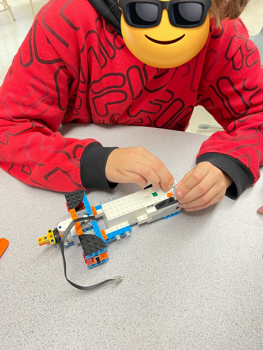 MrsMcNeill1's tweet photo. Working together to create our @LEGO_Group robot! We are connecting this learning to our read aloud “Wild Robot”, each science expectation and math for coding! #crosscurricular #hdsbmath https://t.co/EdDWKJqk69