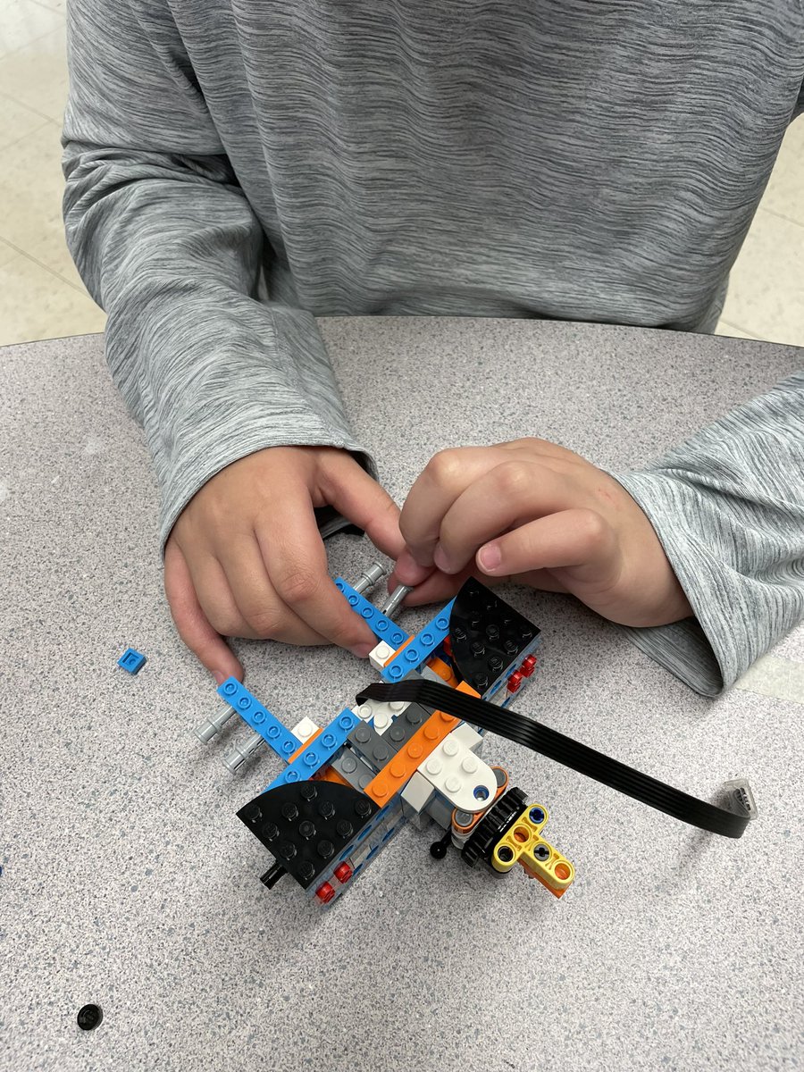MrsMcNeill1's tweet photo. Working together to create our @LEGO_Group robot! We are connecting this learning to our read aloud “Wild Robot”, each science expectation and math for coding! #crosscurricular #hdsbmath https://t.co/EdDWKJqk69