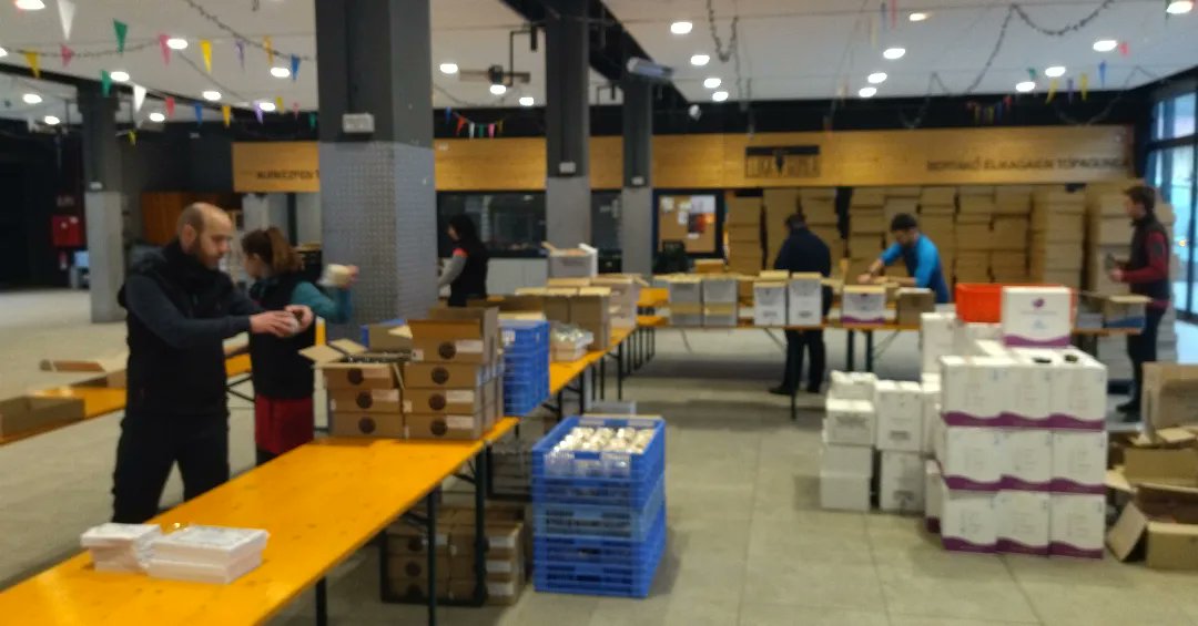 elikagunea's tweet photo. Egun gogorra izan da gaurkoa, baina harro goaz etxera, talde lanean, elkarlanean eta giro onean erronka berriei erantzun diegulako beste behin #bertakoproduktuak https://t.co/aZBufjVlhP