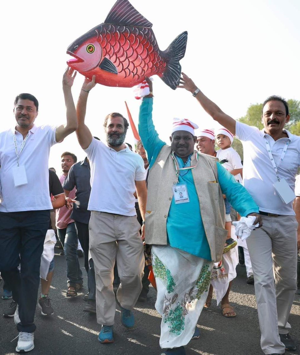 vinuvinodmumbai's tweet photo. The Mumbai Fishermen community joined #BharatJodoYatra &amp; celebrated "World Fisheries Day" with #MyLeaderRahulGandhi-Ji in their traditional manner;
The Blue Economy Warriors shared about the various problems faced by them.
https://t.co/F0kkezZrta
🔵 ।। मी हाय कोळी! ।। 🔵 https://t.co/t8dRVJV1jD