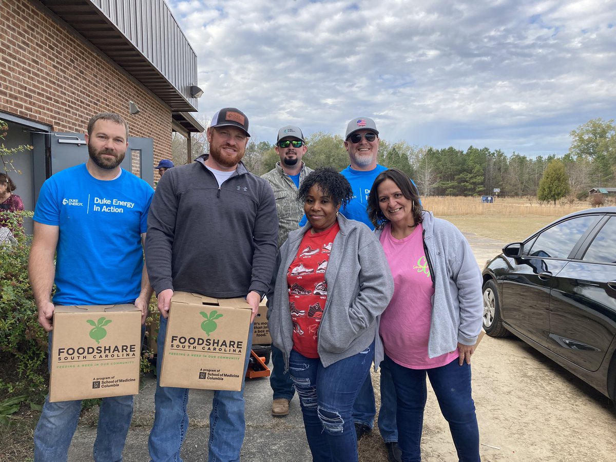 quinetta's tweet photo. .@FoodShareSC is doing an amazing job of bringing fresh produce to homes across the state and this afternoon @DukeEnergy employees from Smith Energy helped load boxes into cars for the Chesterfield branch. #WeAreDE #DukeEnergyinAction https://t.co/7qtimWdkhh