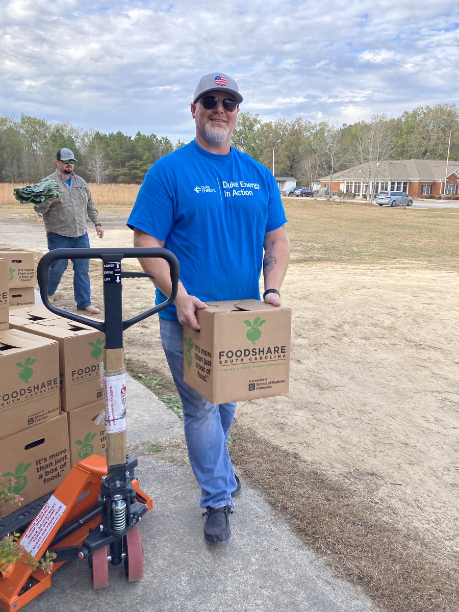 quinetta's tweet photo. .@FoodShareSC is doing an amazing job of bringing fresh produce to homes across the state and this afternoon @DukeEnergy employees from Smith Energy helped load boxes into cars for the Chesterfield branch. #WeAreDE #DukeEnergyinAction https://t.co/7qtimWdkhh