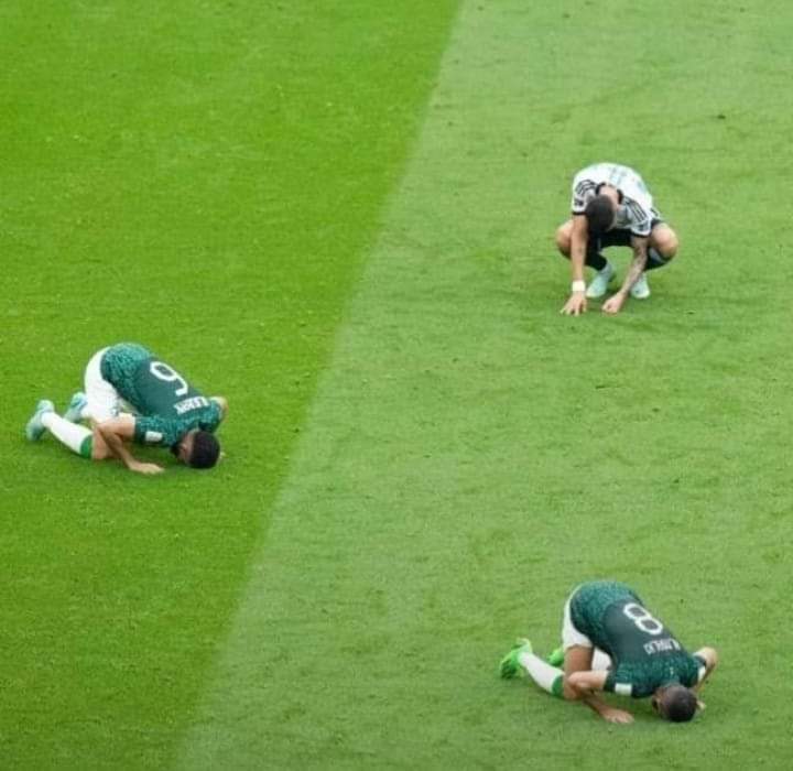 رفعو العرب ،وسجدو لمن خلقهم الله اكبر 💚