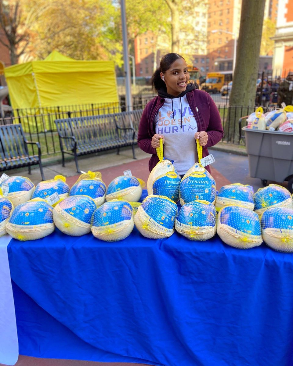 Returning_Hope's tweet photo. Yesterday we joined @JobsPlus_LES for their Thanksgiving giveaway for the residents of the lower east side. 

#Returninghope #Thanksgiving #community #Giveaway #GivingTuesday2022 https://t.co/Qpwn8sjhQD