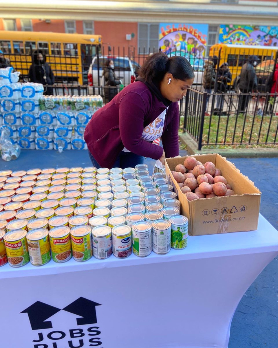 Returning_Hope's tweet photo. Yesterday we joined @JobsPlus_LES for their Thanksgiving giveaway for the residents of the lower east side. 

#Returninghope #Thanksgiving #community #Giveaway #GivingTuesday2022 https://t.co/Qpwn8sjhQD