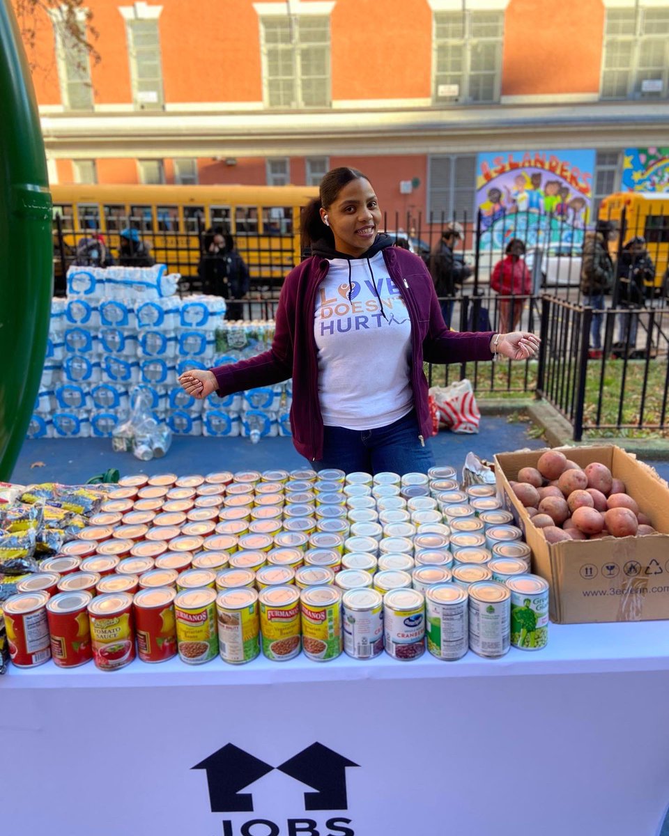 Returning_Hope's tweet photo. Yesterday we joined @JobsPlus_LES for their Thanksgiving giveaway for the residents of the lower east side. 

#Returninghope #Thanksgiving #community #Giveaway #GivingTuesday2022 https://t.co/Qpwn8sjhQD