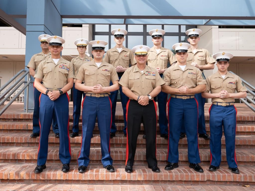 MSG_Duty's tweet image. The MSGs with Det Buenos Aires, Argentina, met and spoke with #MARFORSOUTH Lt. Gen. David Bellon, during his visit to the #USEmbassy. While there, he presented Sgt. Chiffoleauroldan a Navy and Marine Corps Achievement Medal for excellent performance while serving on the program!