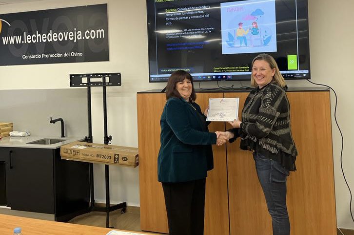 La Consejera de Familia <a href="/jcyl/">Junta de Castilla y León</a> <a href="/MIsabelBlanco/">Isabel</a> clausura Curso personal técnico en Ganaderia organizado x Escuela internacional industrias lácteas de Zamora <a href="/eilzazamora/">Eilza Zamora</a> para mujeres en Coop. Consorcio Promoción del Ovino <a href="/lechedeoveja/">CPO</a> con objeto de propiciar su profesionalización