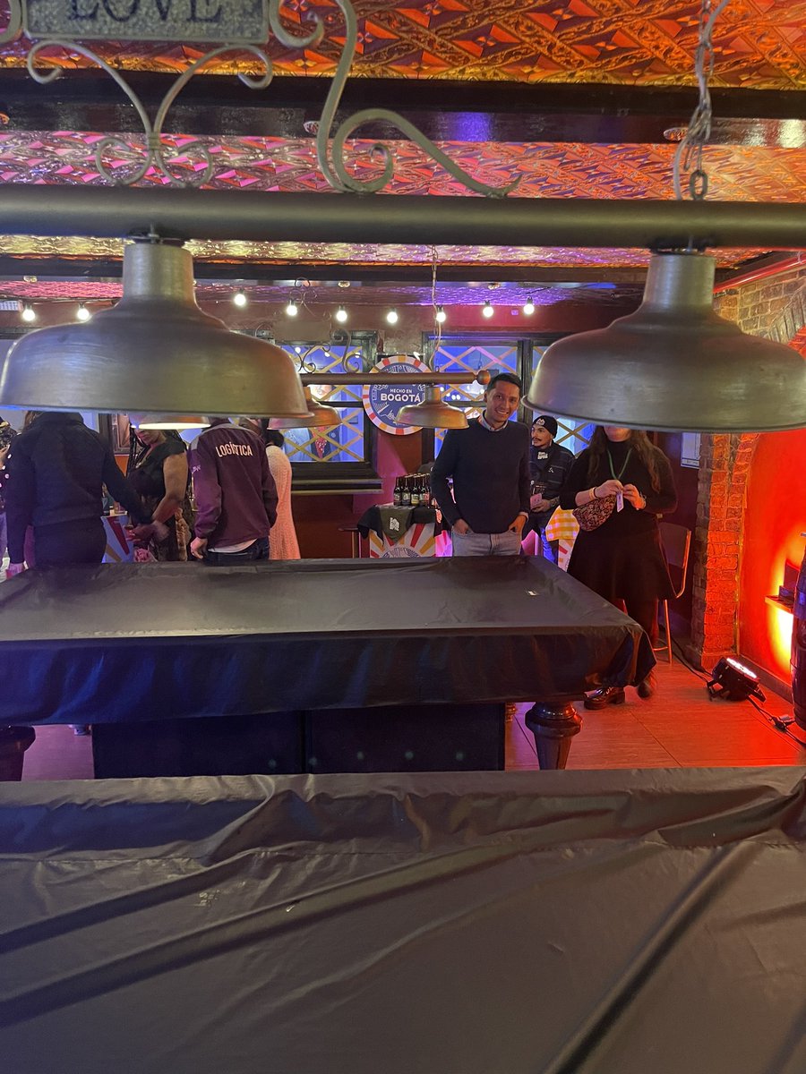 alfredobateman's tweet photo. En el marco de #ExpoBar2022 se encuentran exponiendo 15 productores locales de #HechoEnBogotá del sector de la rumba y de l entretenimiento. La reactivación de este sector y avanzar en una ciudad 24 horas será fundamental para revitalizar la economía nocturna. https://t.co/J2lDlNKDPL